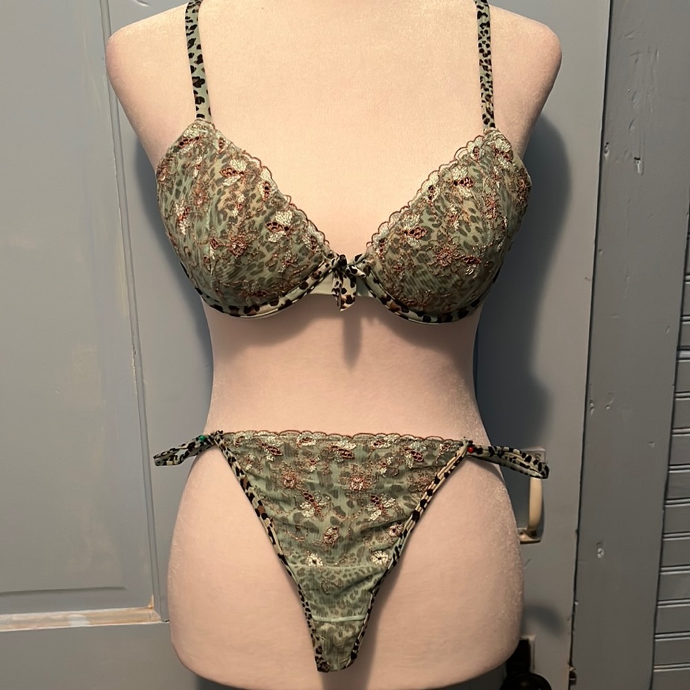 Lightly padded under wire animal print green lace bra set